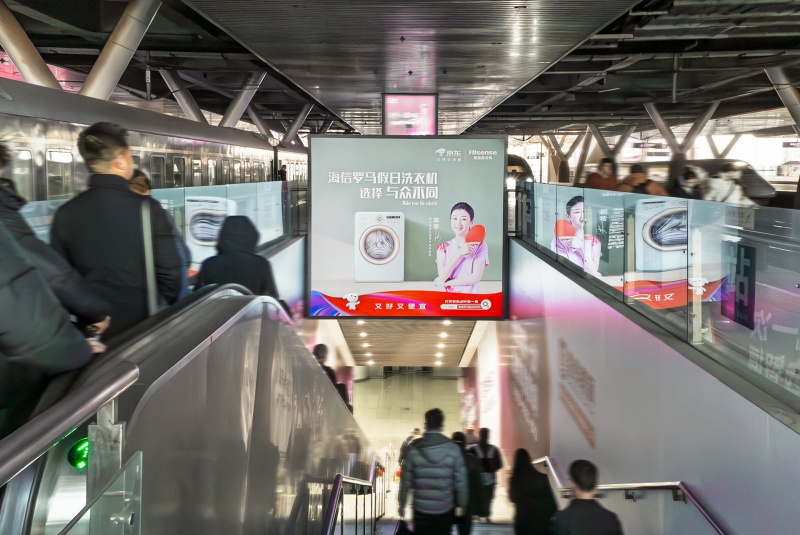 青岛北战站台出站楣头灯箱