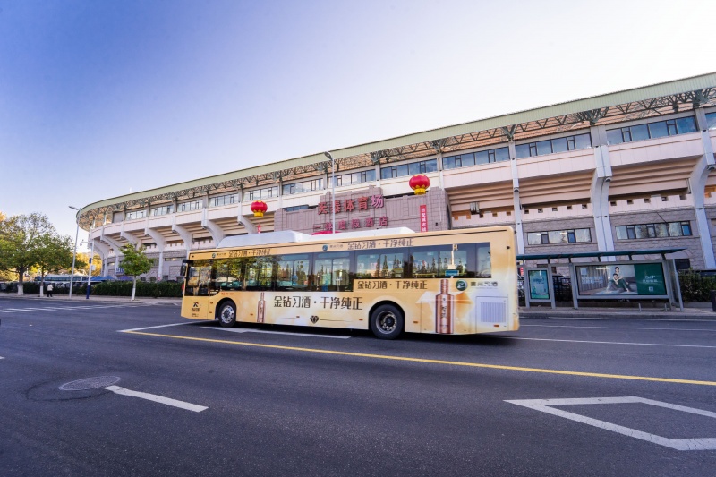 青岛公交车体广告酒水案例
