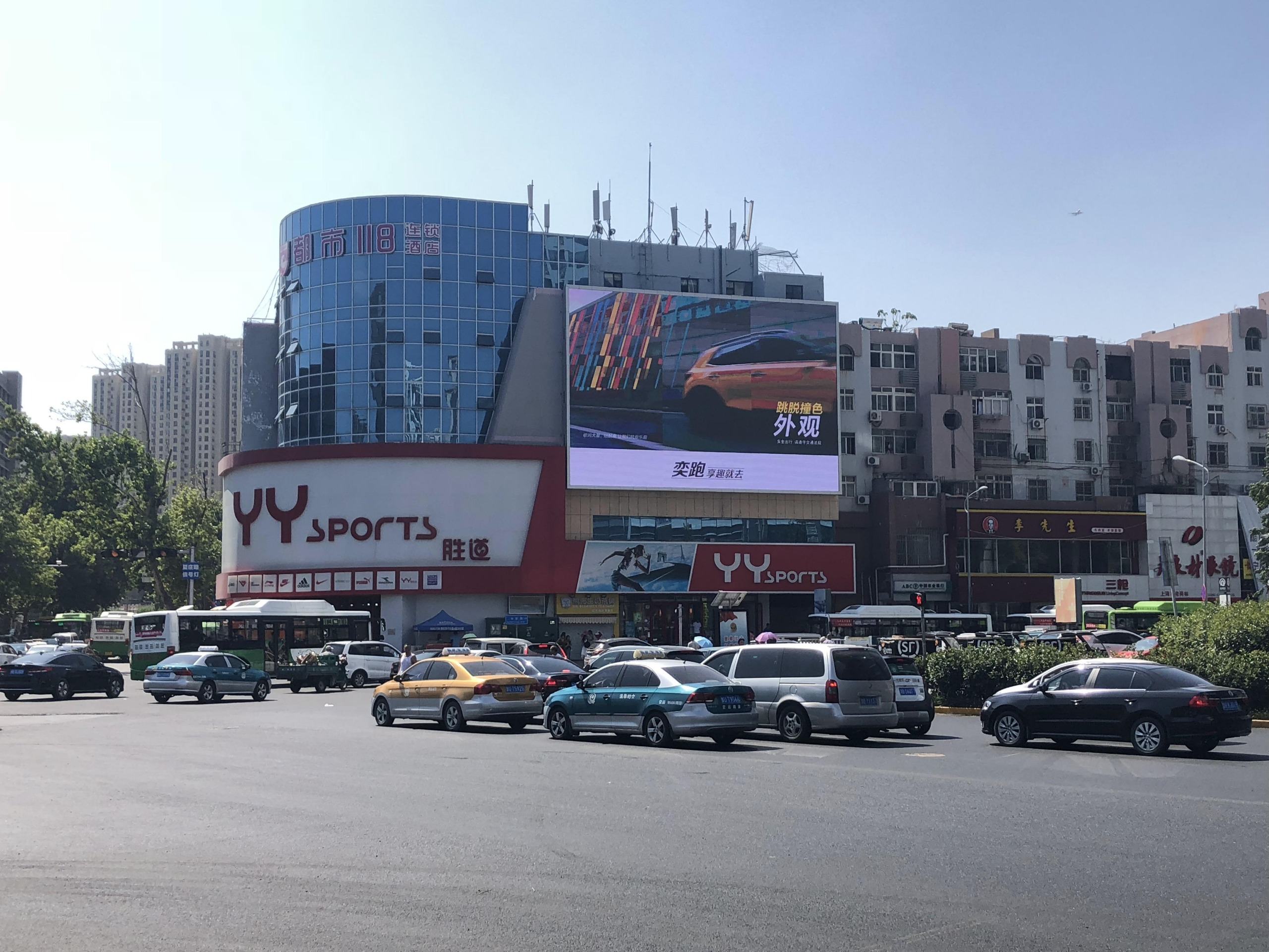 李村步行街商圈胜道体育墙体LED屏实景图-汽车