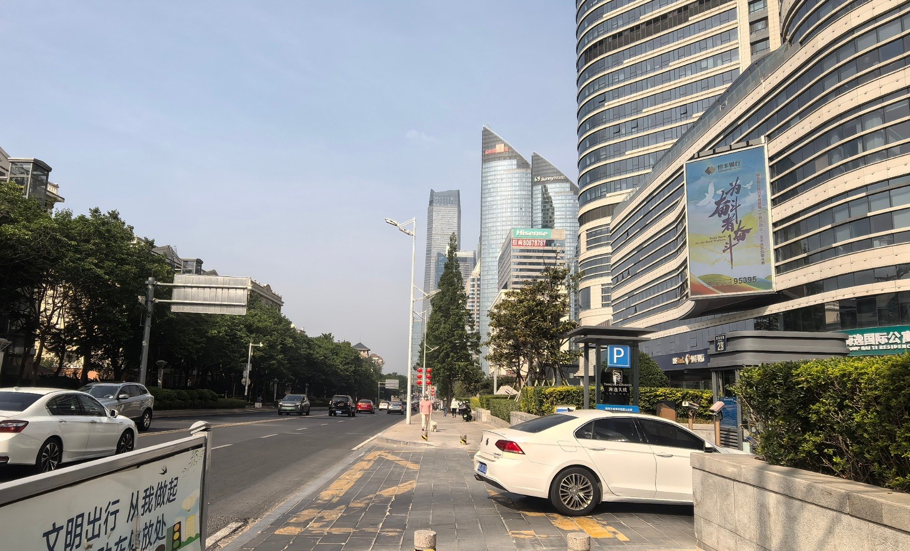 东海西路山东路交界处海逸天成楼体LED屏