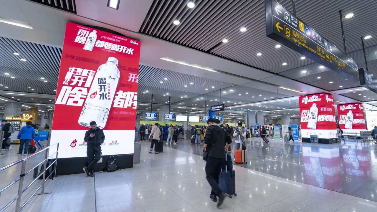 青岛北站东出口包柱LED屏实景图-今麦郎喝开水