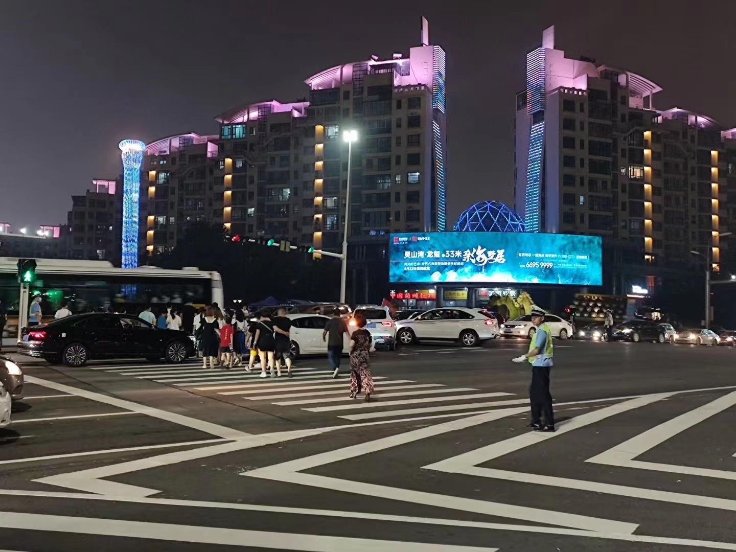 黄岛海韵嘉园户外LED大屏实景图-商业
