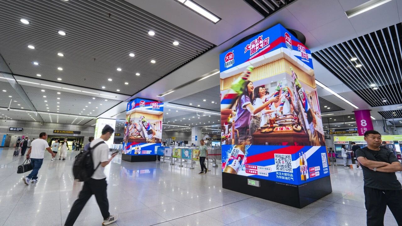 青岛北站东出口包柱LED屏实景图-大窑汽水