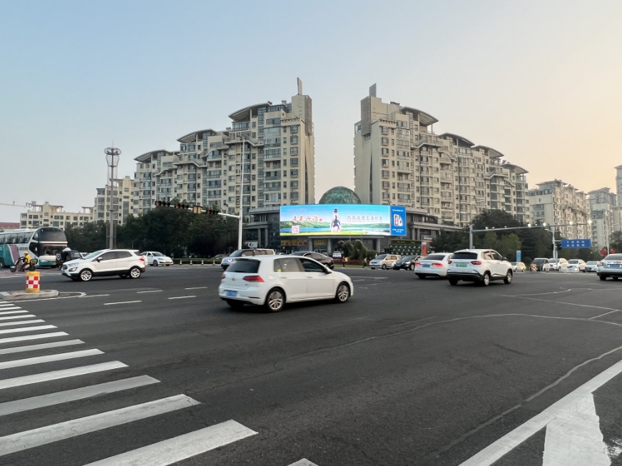 黄岛海韵嘉园户外LED大屏实景图-汾酒