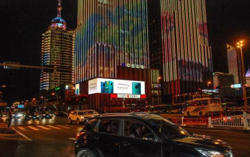 青岛中铁中心裸眼3D大屏实景图-手机
