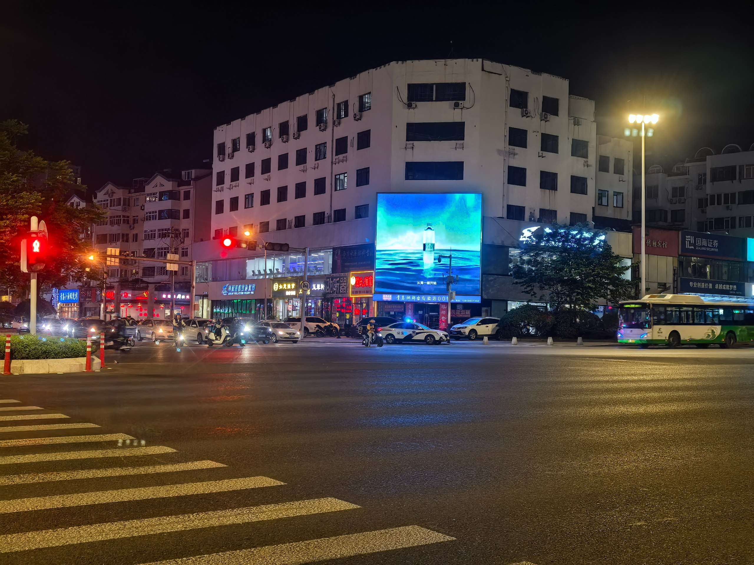 福州南路与闽江路交叉口大屏实景图-火山熔岩水
