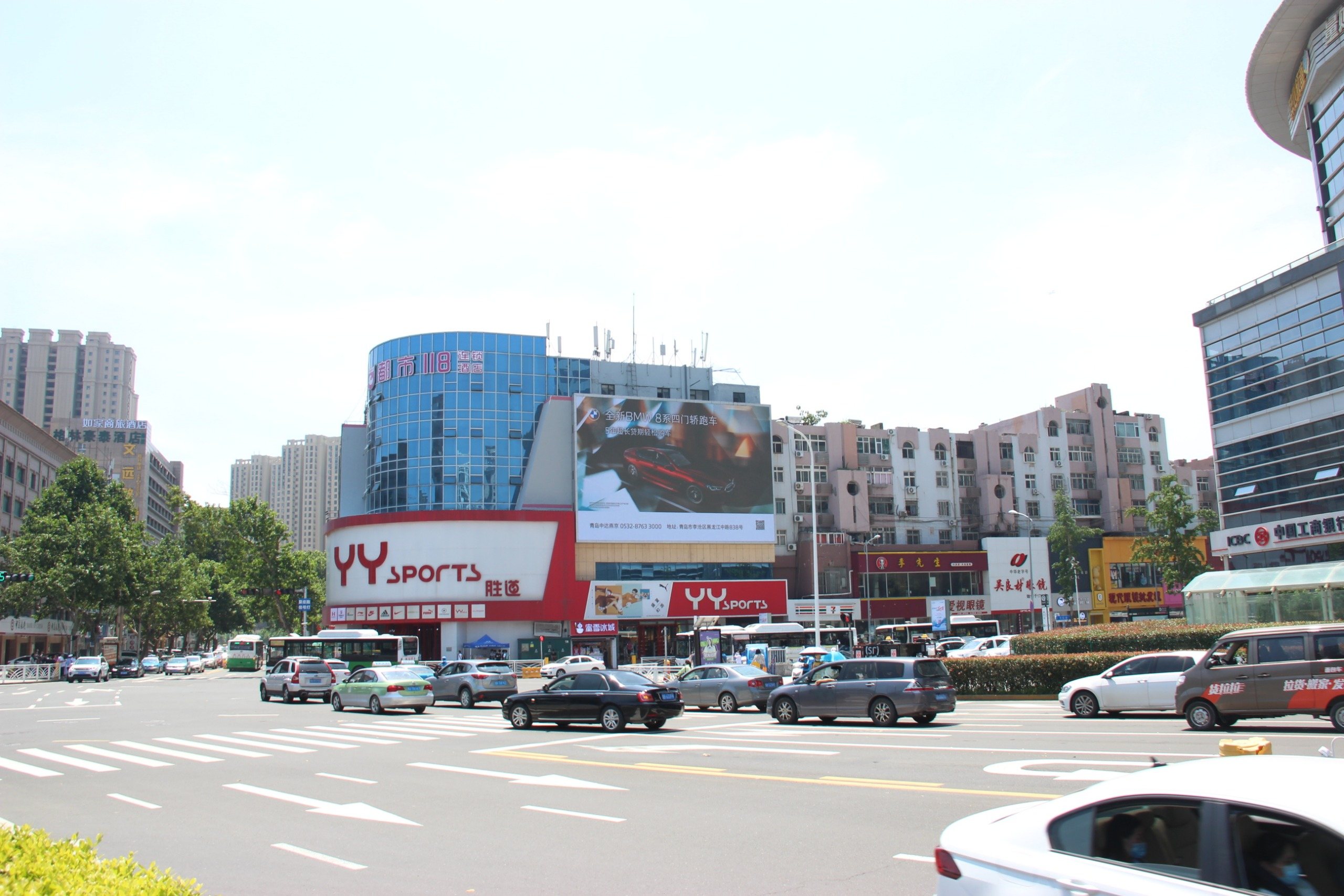 李村步行街商圈胜道体育墙体LED屏实景图-汽车
